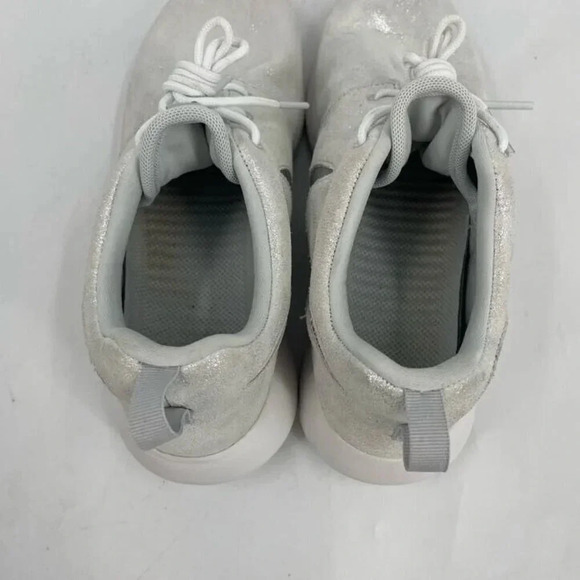 Nike Women's Roshe One Premium Metallic Platinum 833928-009 Sneaker Size 7.5 - Picture 9 of 11